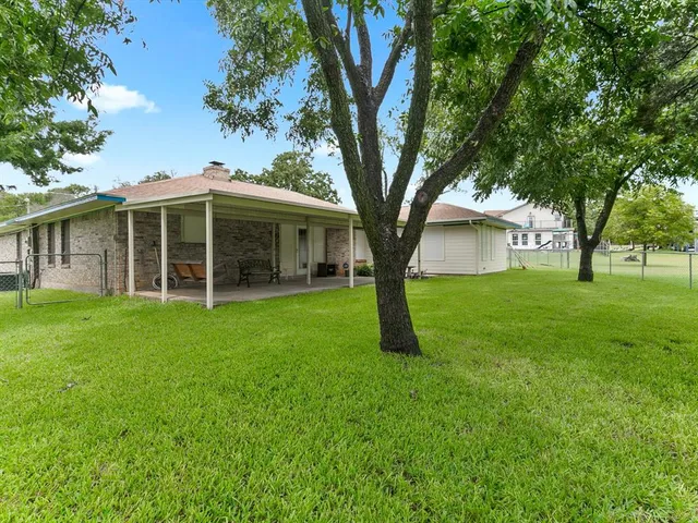 $380,500 | 417 Sky Harbour Court, Granbury, TX 76049