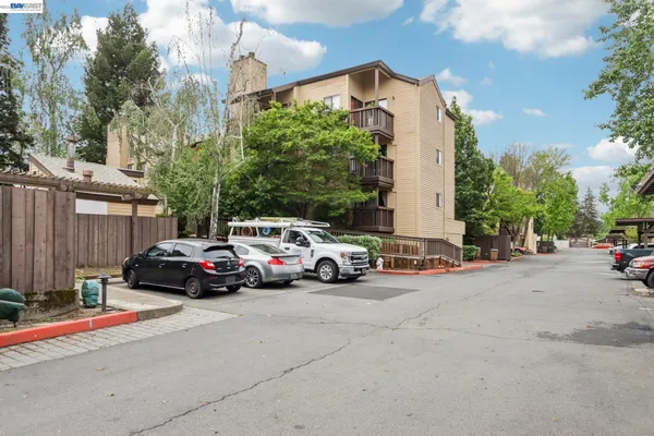 $499,999 | 99 Cleaveland Road, Unit 15, Pleasant Hill, CA 94523