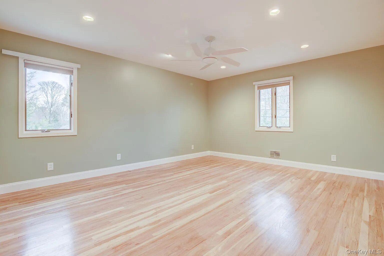 25 North Drive Great Neck, NY 11021 - Photo 11 of 12