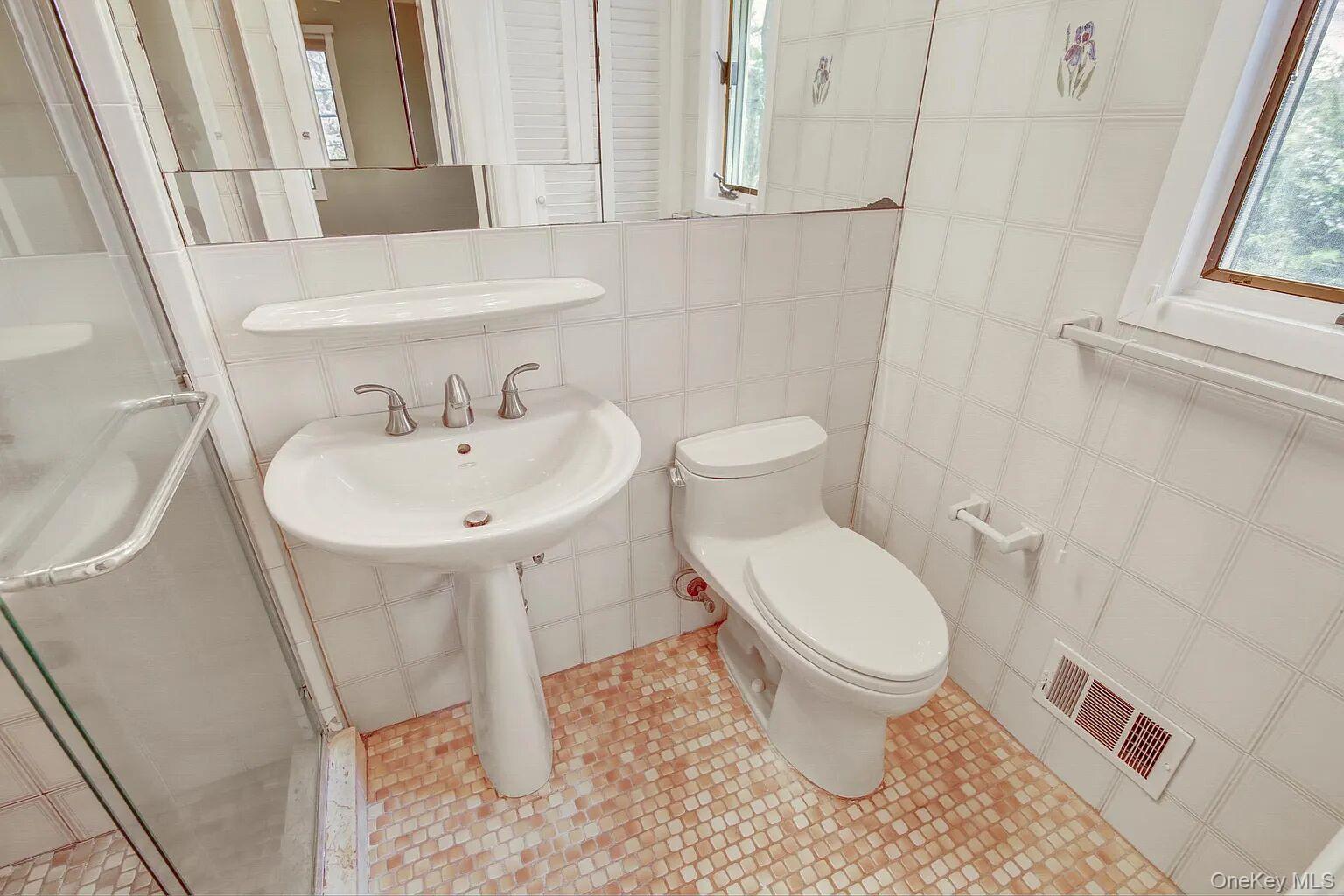 25 North Drive Great Neck, NY 11021 - Photo 12 of 12