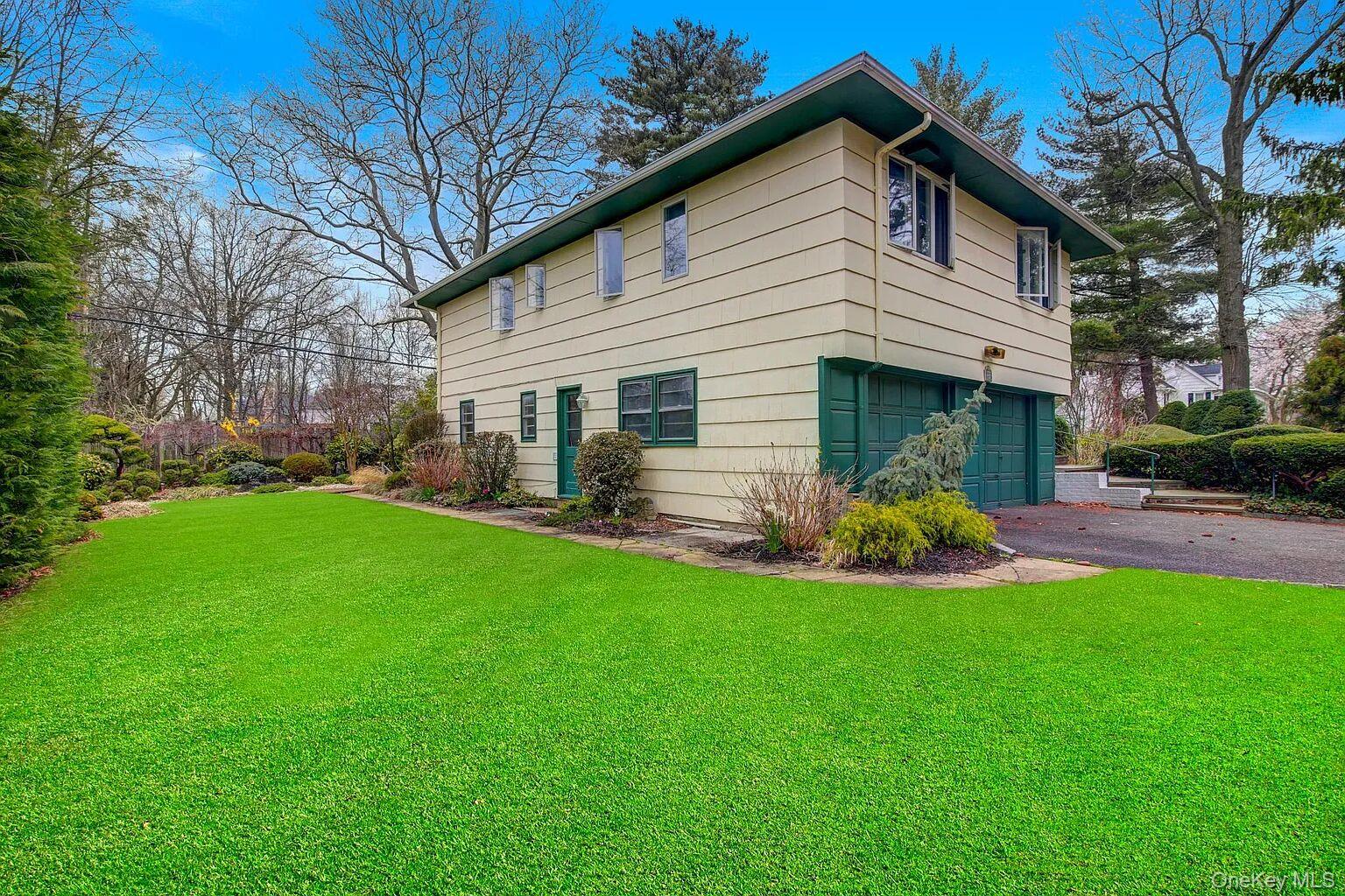 25 North Drive Great Neck, NY 11021 - Photo 2 of 12