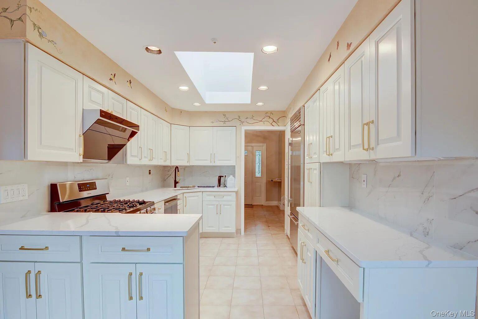 25 North Drive Great Neck, NY 11021 - Photo 3 of 12