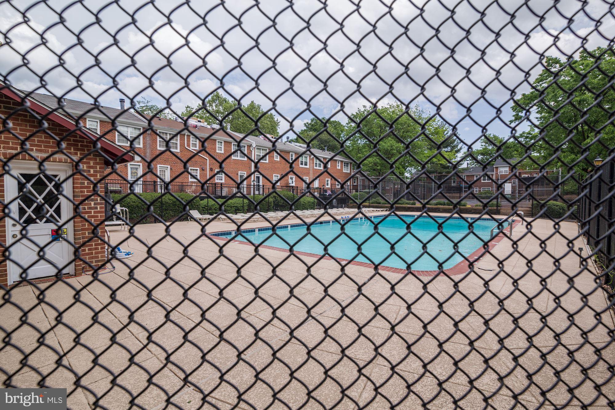 4626 B 28th Road South, Unit B Arlington, VA 22206 - Photo 21 of 22 a bathroom with a wall