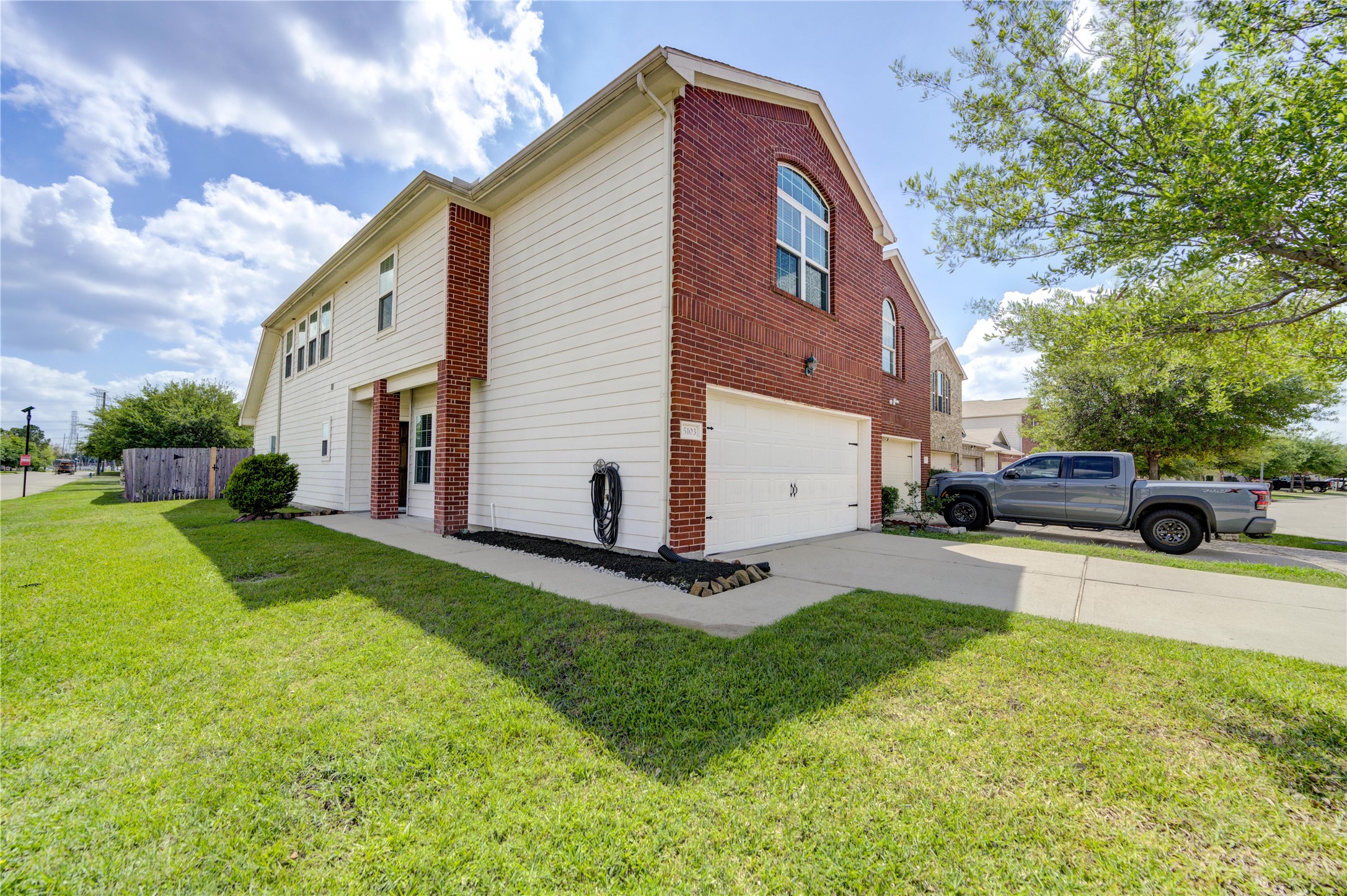 a view of a house with backyard