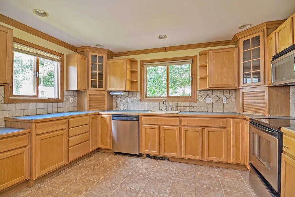 27 Dellwood Road Worcester, MA 01602 - Photo 5 of 35