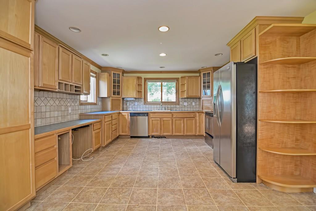 27 Dellwood Road Worcester, MA 01602 - Photo 8 of 35