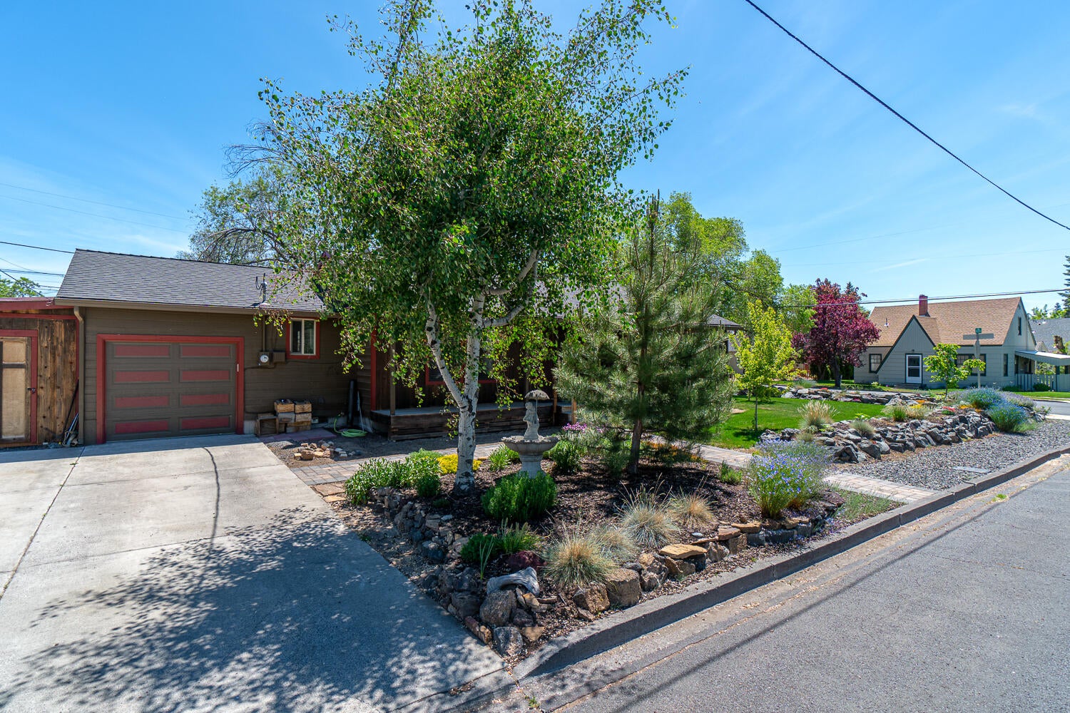 258 Southwest 12th Street Redmond, OR 97756 - Photo 5 of 17 Driveway