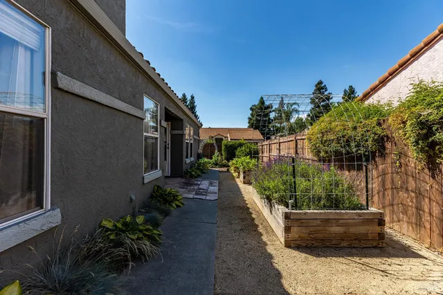 $699,999 | 755 Oak Hollow Avenue, Vacaville, CA 95687