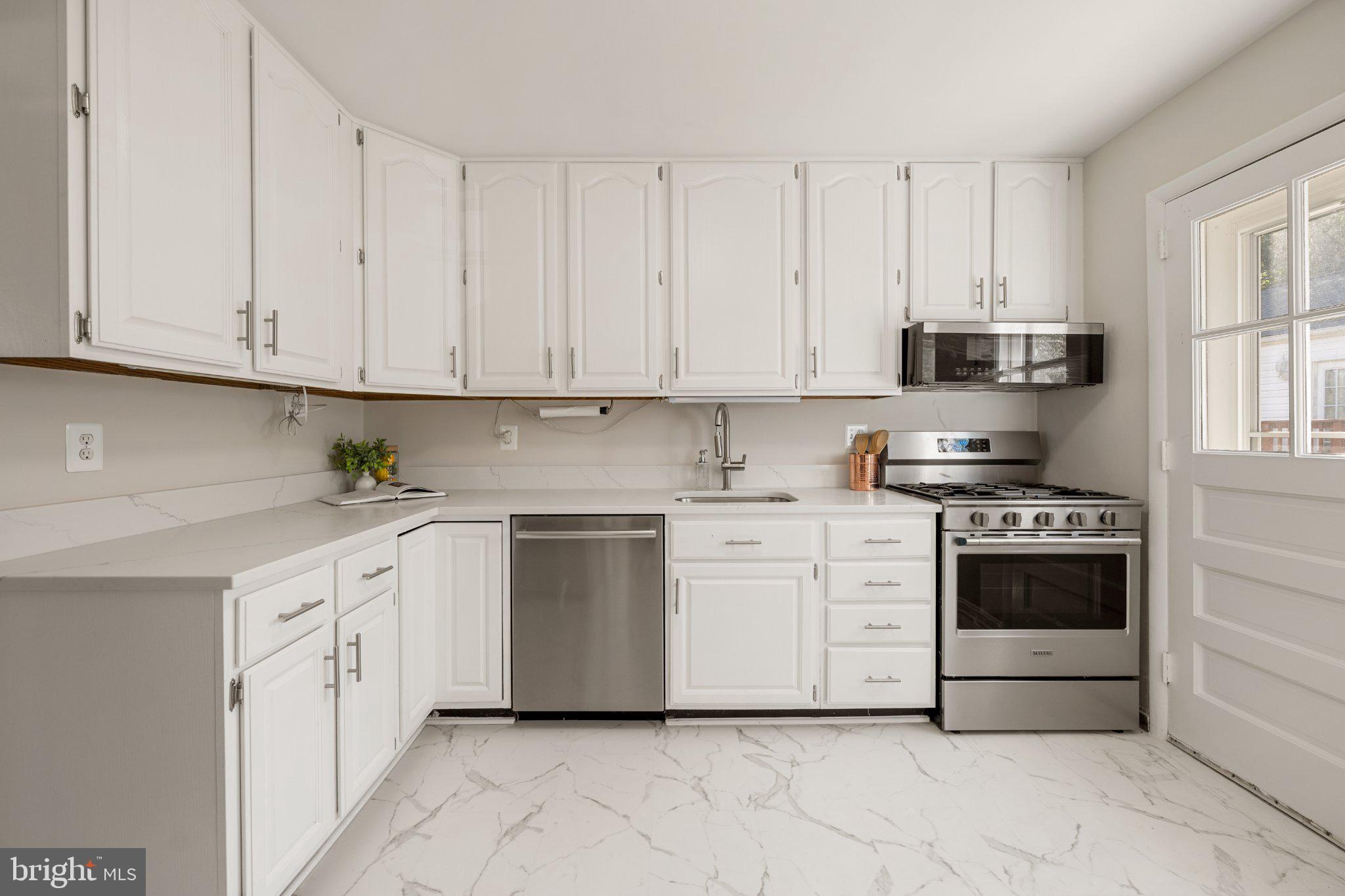 7214 Reservoir Road Springfield, VA 22150 - Photo 2 of 45 Bright & Gorgeously Updated Kitchen