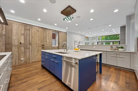 $2,500,000 | 2901 North Burling Street, Chicago, IL 60657