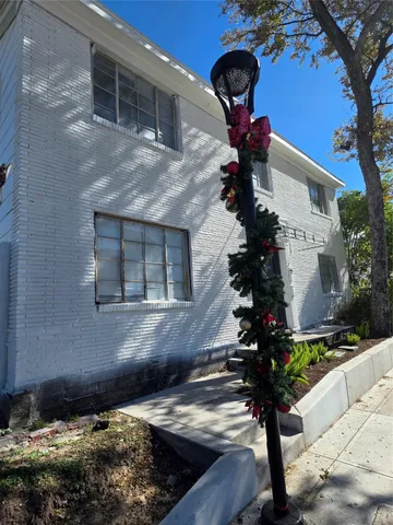 a picture of a building in the background