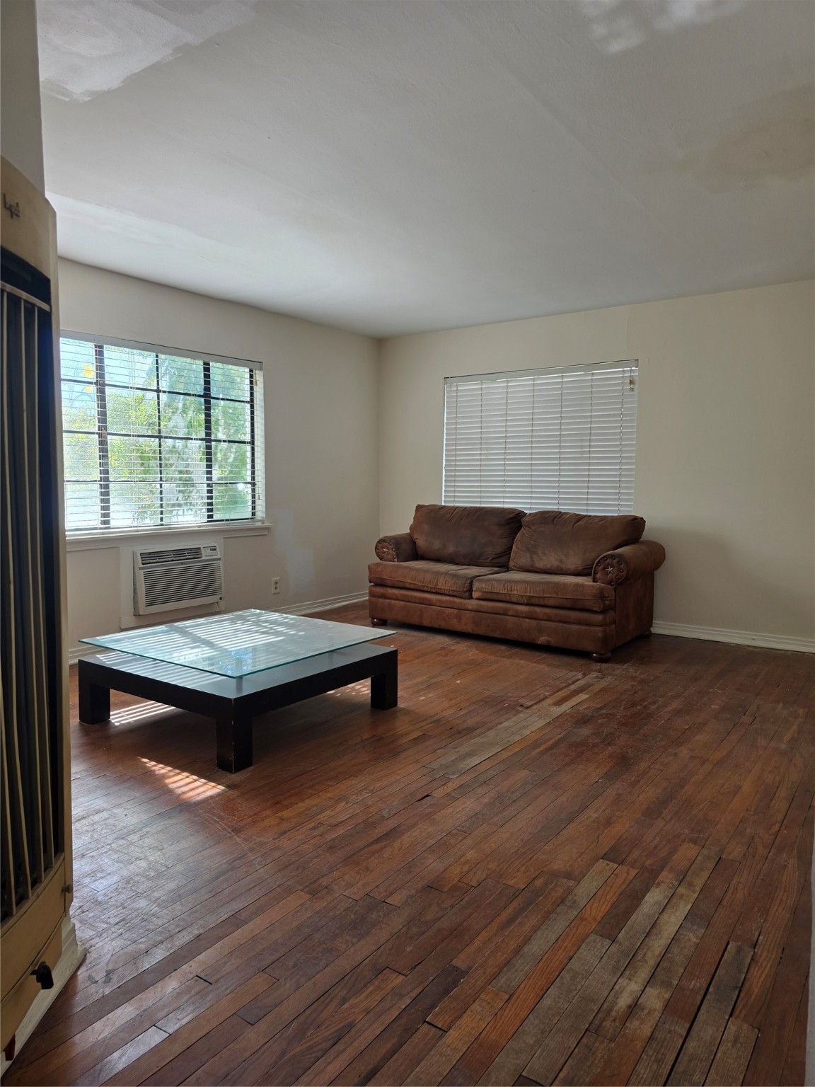 3817 South Shepherd Drive, Unit 2 Houston, TX 77098 - Photo 7 of 11 a living room with furniture rug and window