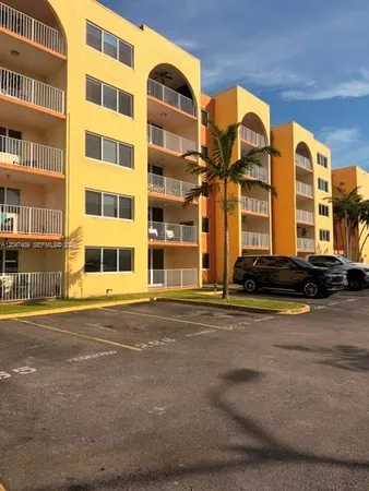 $2,050 | 6930 Miami Gardens Drive, Unit 1517, Hialeah, FL 33015