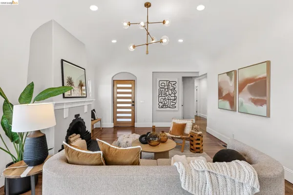 $1,098,000 | 8301 Ney Avenue, Oakland, CA 94605