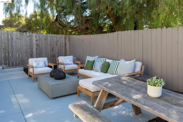 $1,098,000 | 8301 Ney Avenue, Oakland, CA 94605