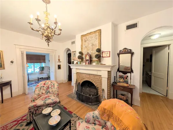 $2,800 | 1701 Siesta Drive, Sarasota, FL 34239