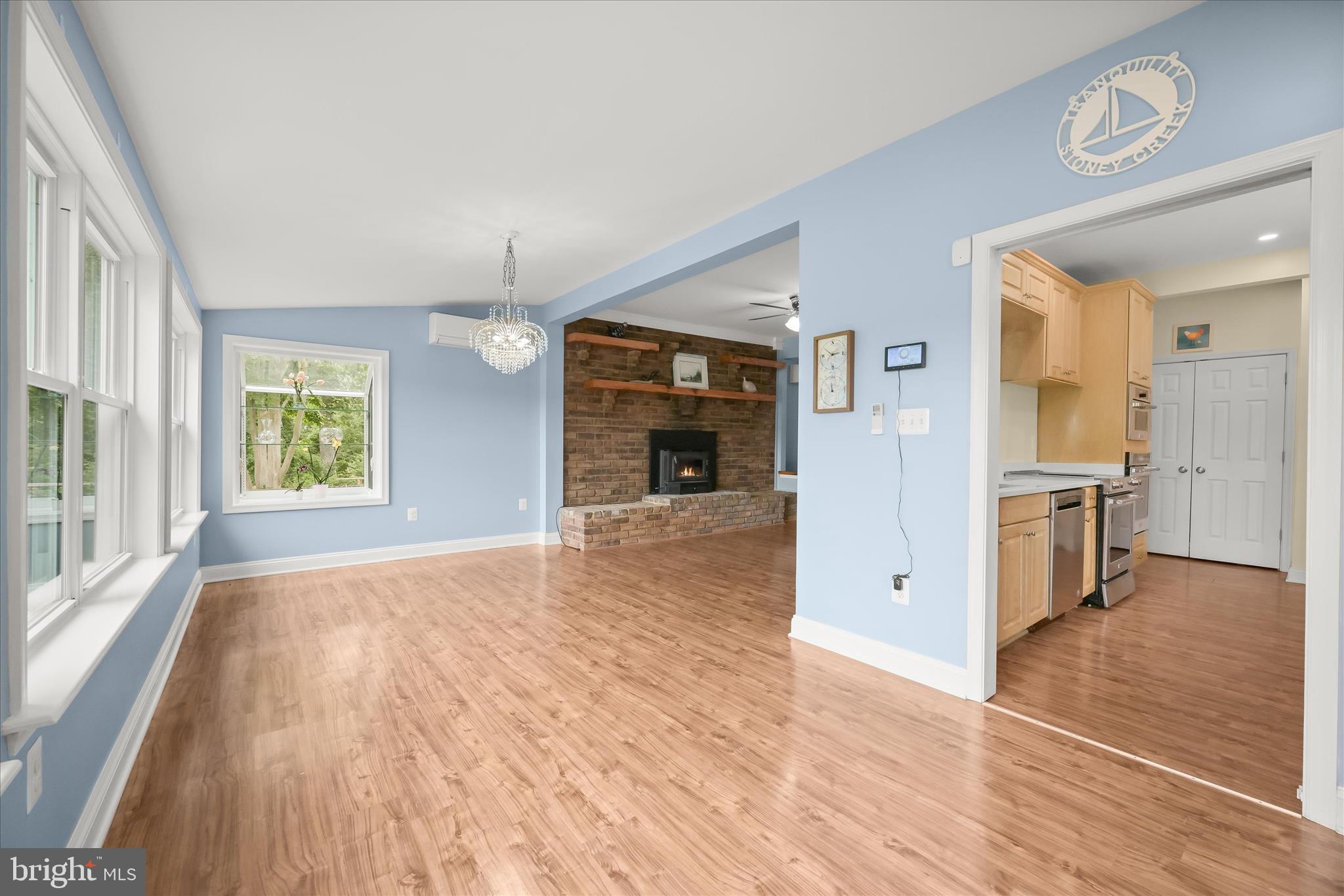 7720 West Shore Road Pasadena, MD 21122 - Photo 7 of 61 Living Room