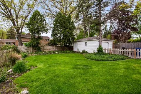 a view of a house with backyard and garden
