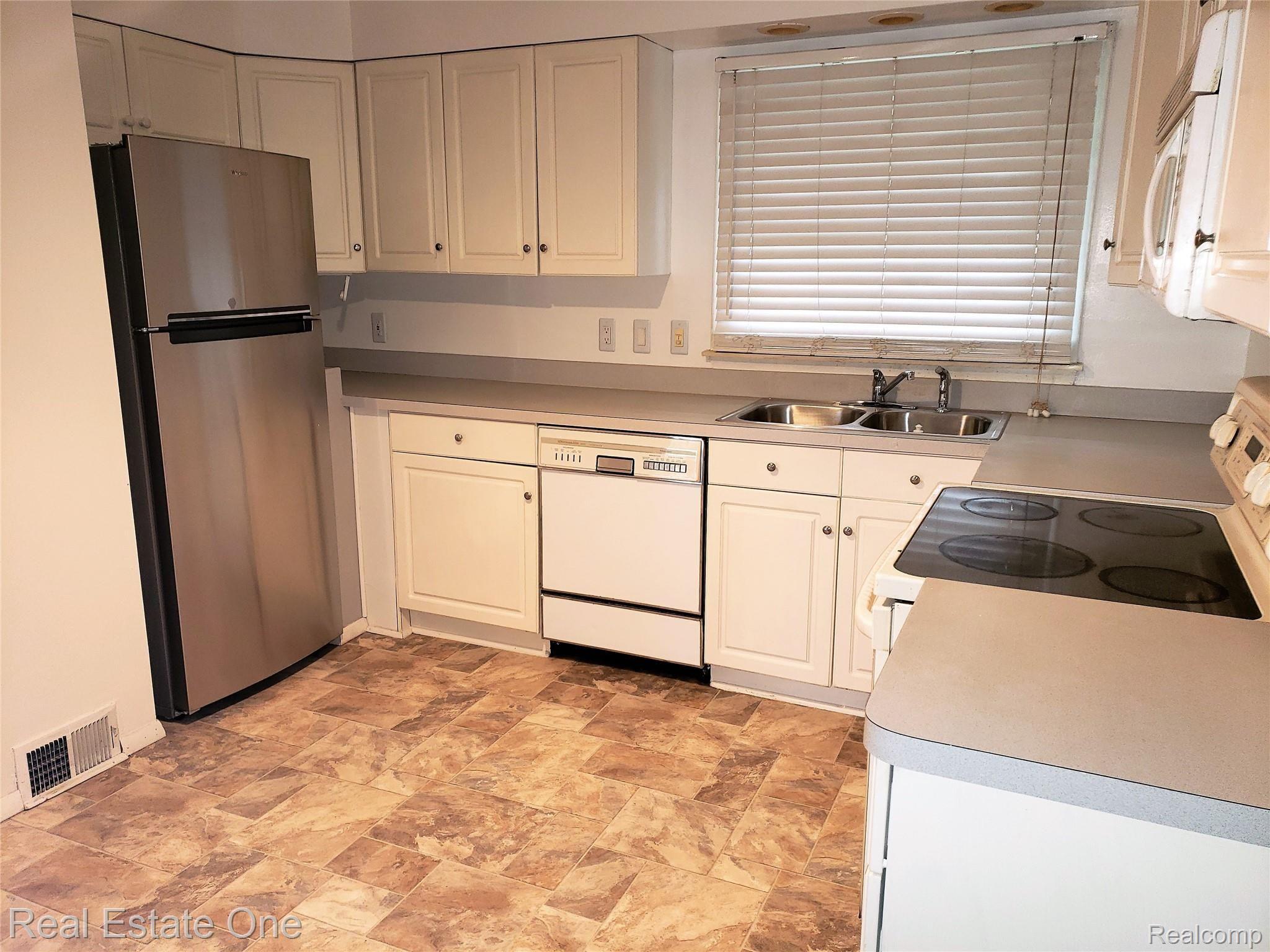 29501 Fall River Road Southfield, MI 48076 - Photo 2 of 30 20191025_164104.jpg