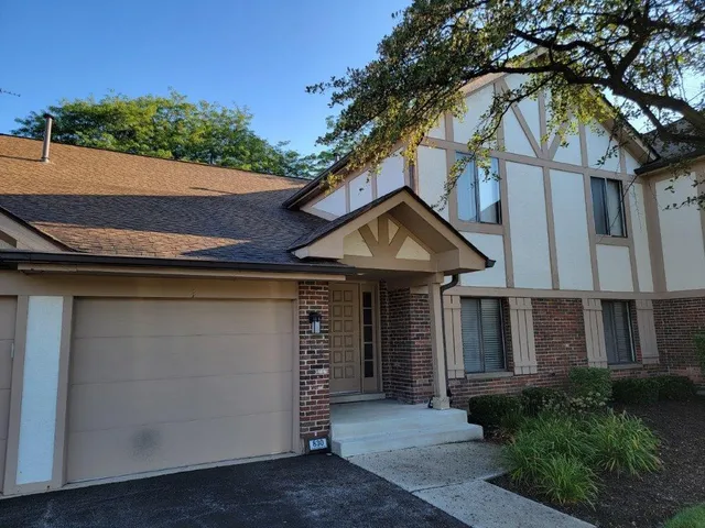 $2,000 | 830 Knottingham Drive, Unit 1A, Schaumburg, IL 60193