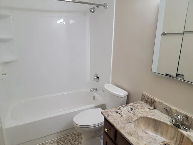 $2,000 | 830 Knottingham Drive, Unit 1A, Schaumburg, IL 60193