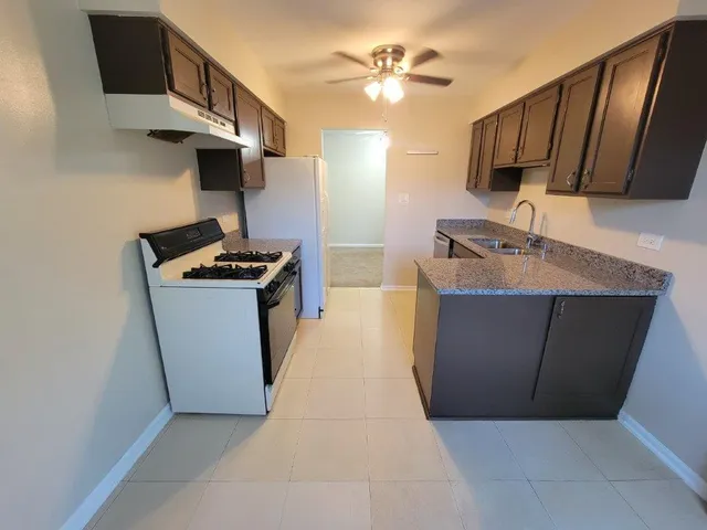 $2,000 | 830 Knottingham Drive, Unit 1A, Schaumburg, IL 60193