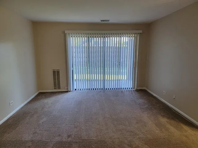 $2,000 | 830 Knottingham Drive, Unit 1A, Schaumburg, IL 60193