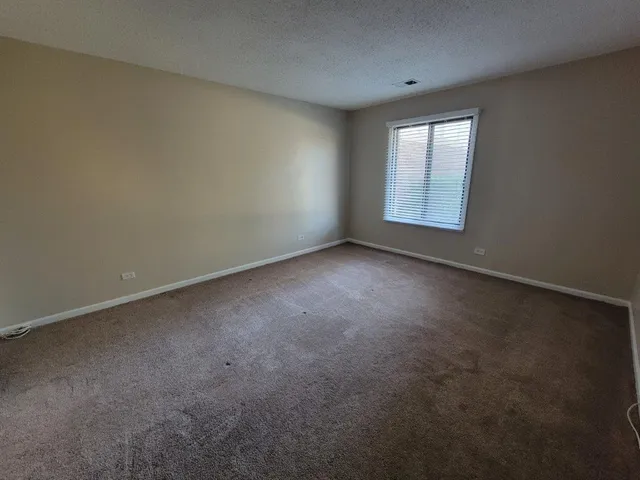 $2,000 | 830 Knottingham Drive, Unit 1A, Schaumburg, IL 60193