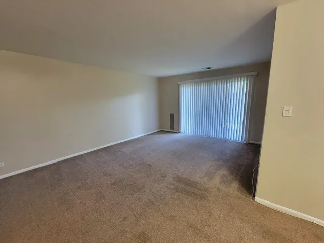 $2,000 | 830 Knottingham Drive, Unit 1A, Schaumburg, IL 60193
