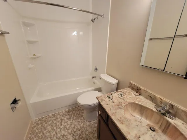 $2,000 | 830 Knottingham Drive, Unit 1A, Schaumburg, IL 60193