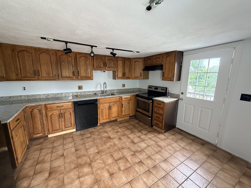 55 Rice Street Marlborough, MA 01752 - Photo 12 of 21
