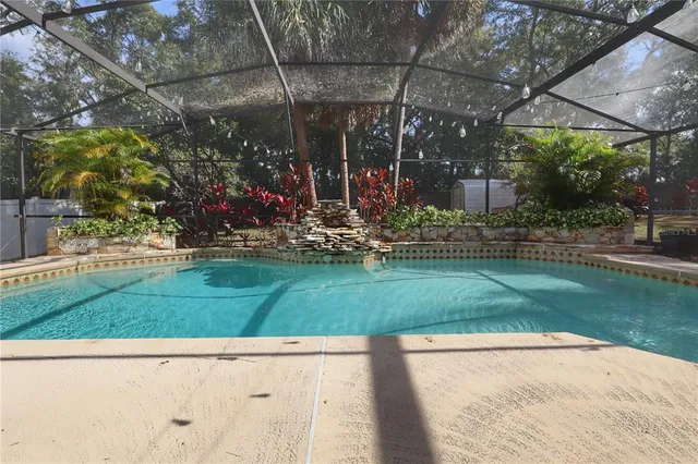 a view of a backyard