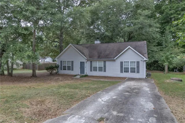 a view of a house with a yard
