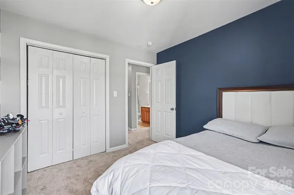 $300,000 | 255 19th Avenue Southeast, Hickory, NC 28602