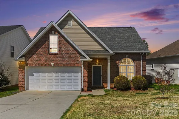 $300,000 | 255 19th Avenue Southeast, Hickory, NC 28602