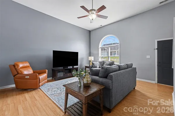 $300,000 | 255 19th Avenue Southeast, Hickory, NC 28602