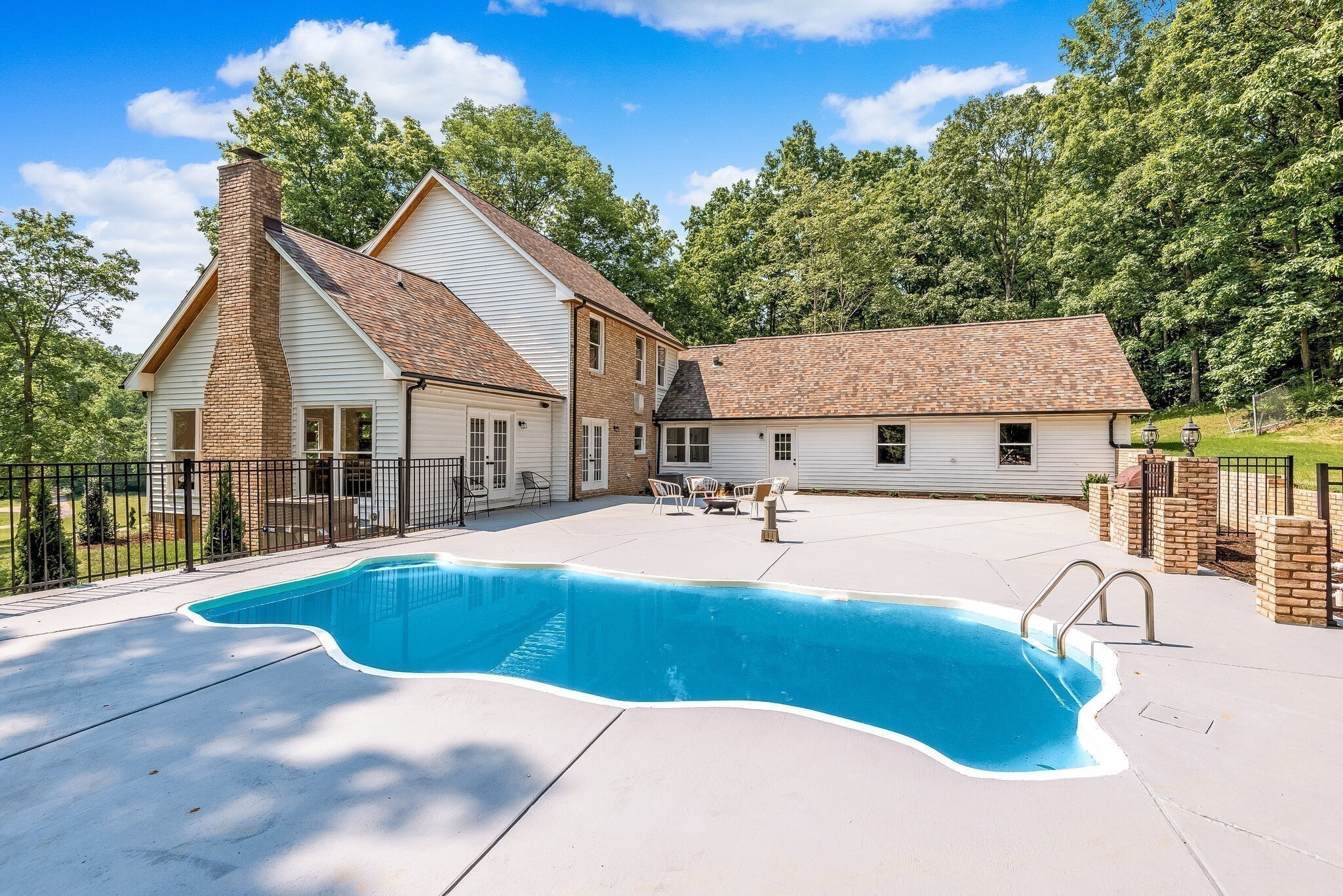 325 East Piney Road Dickson, TN 37055 - Photo 9 of 63 a view of a house with backyard and sitting area