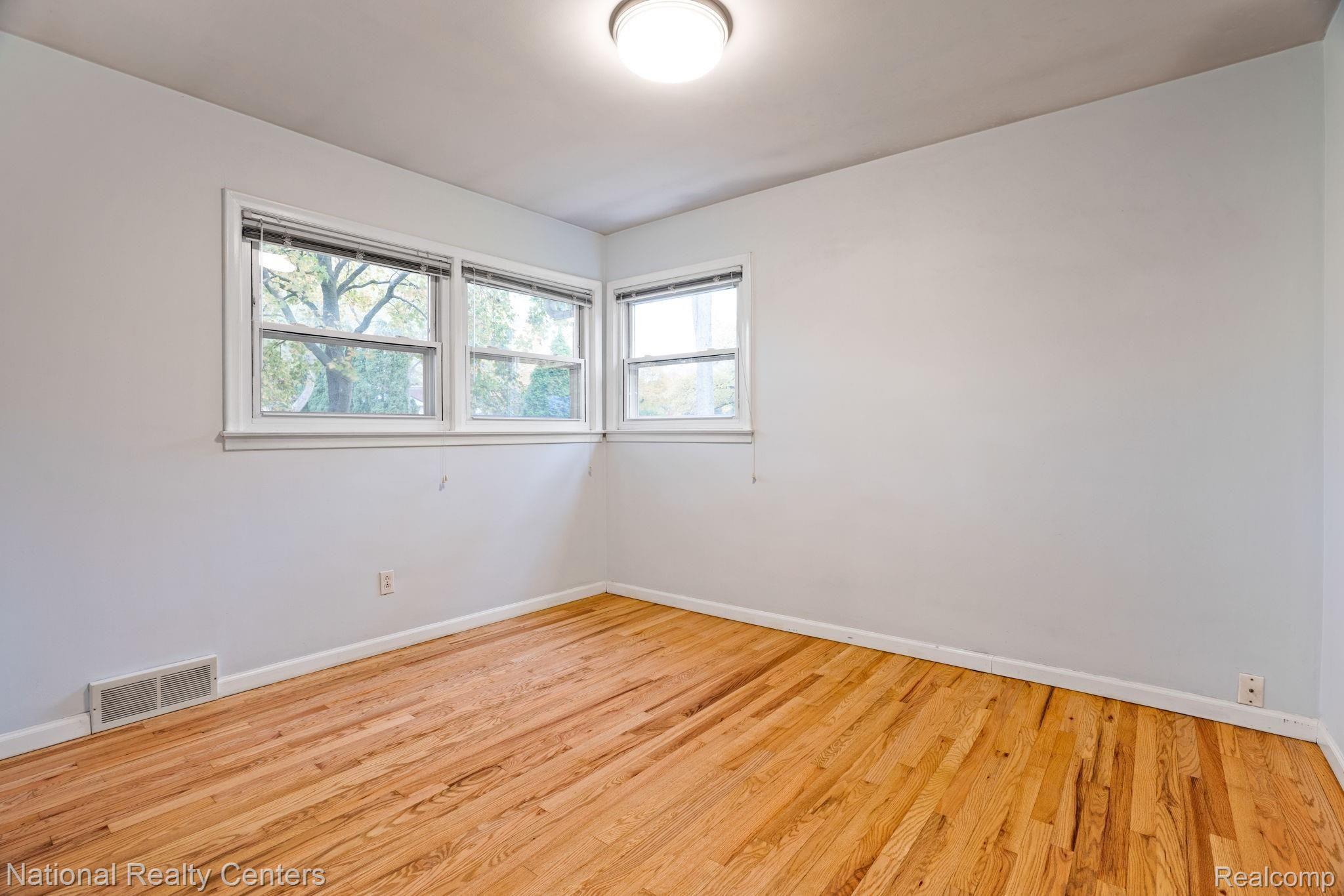 30864 Ridgeway Drive Farmington, MI 48334 - Photo 23 of 35 23-web-or-mls-30864-Ridgeway-Dr-23.jpg