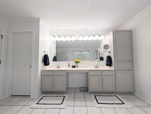 $644,999 | 5520 Bear Claw Lane, Hoffman Estates, IL 60192