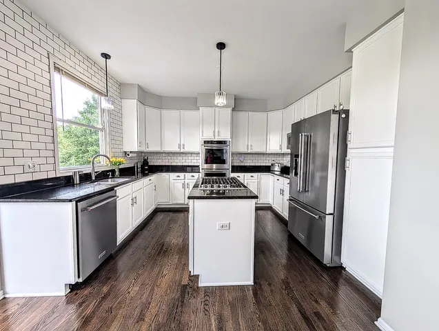 $644,999 | 5520 Bear Claw Lane, Hoffman Estates, IL 60192