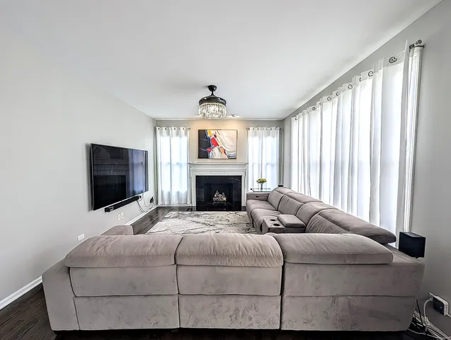 $644,999 | 5520 Bear Claw Lane, Hoffman Estates, IL 60192