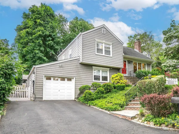 $1,149,000 | 7 Cedar Lane, Glen Head, NY 11545
