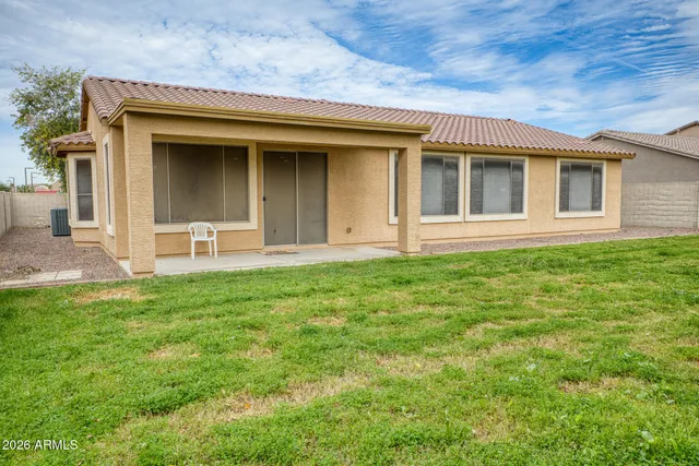 a view of a house with a yard