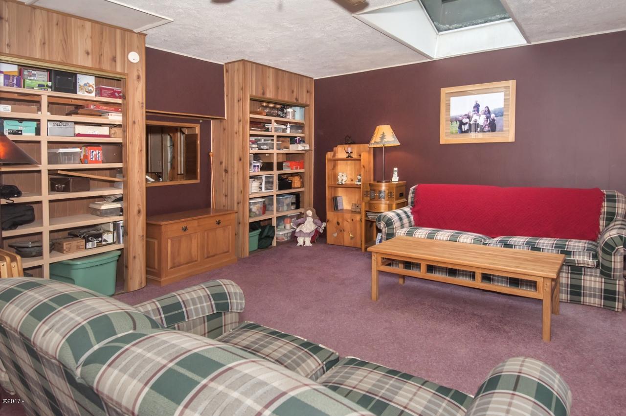 10950 Neskowin Road Neskowin, OR 97149 - Photo 12 of 23 Family Room - View 4 (1280x850)