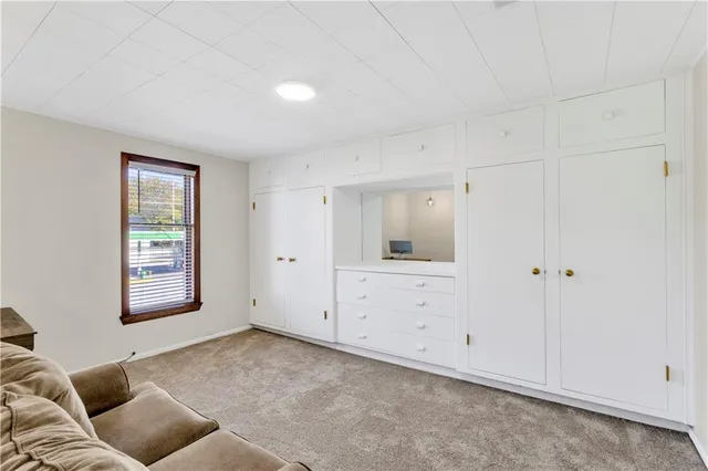 a view of livingroom with furniture