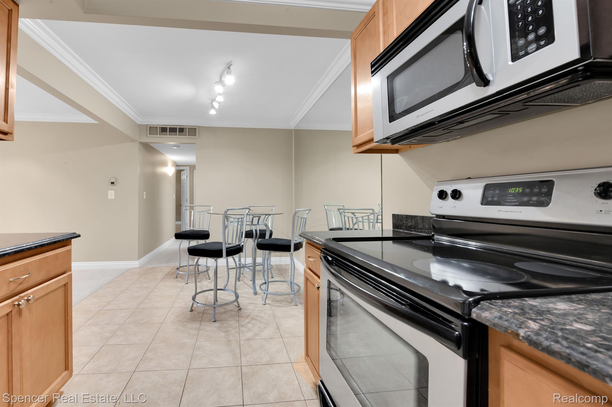 2311 Walton Blvd., Unit 29 Rochester, MI 48309 - Photo 8 of 21 Kitchen