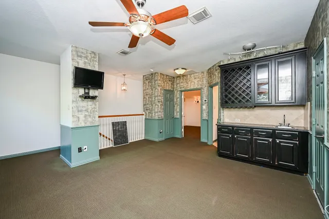 a view of room with a ceiling fan