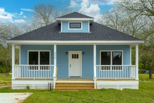 $1,950 | 226 North Dixie Street, Brenham, TX 77833