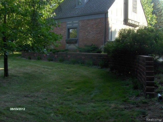 6340 North Rochester Road Rochester, MI 48306 - Photo 5 of 25 Picture 024.jpg
