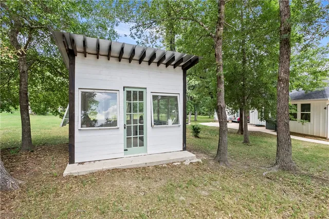 a view of backyard with garden
